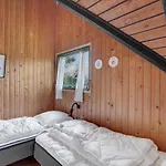2 Bedroom Beautiful In Holiday home *