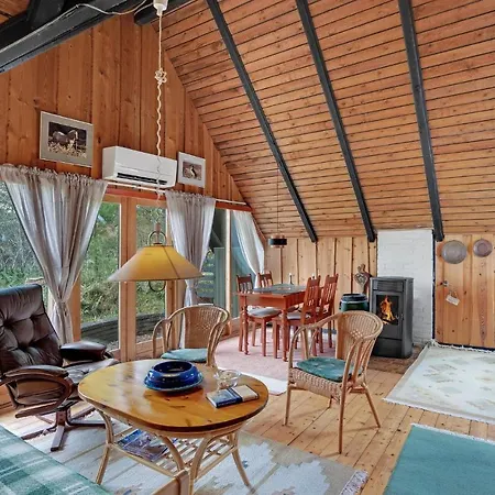 2 Bedroom Beautiful In Hébergement de vacances *