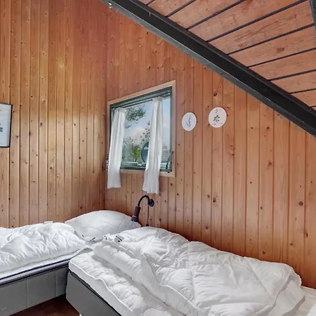 2 Bedroom Beautiful In Hébergement de vacances *